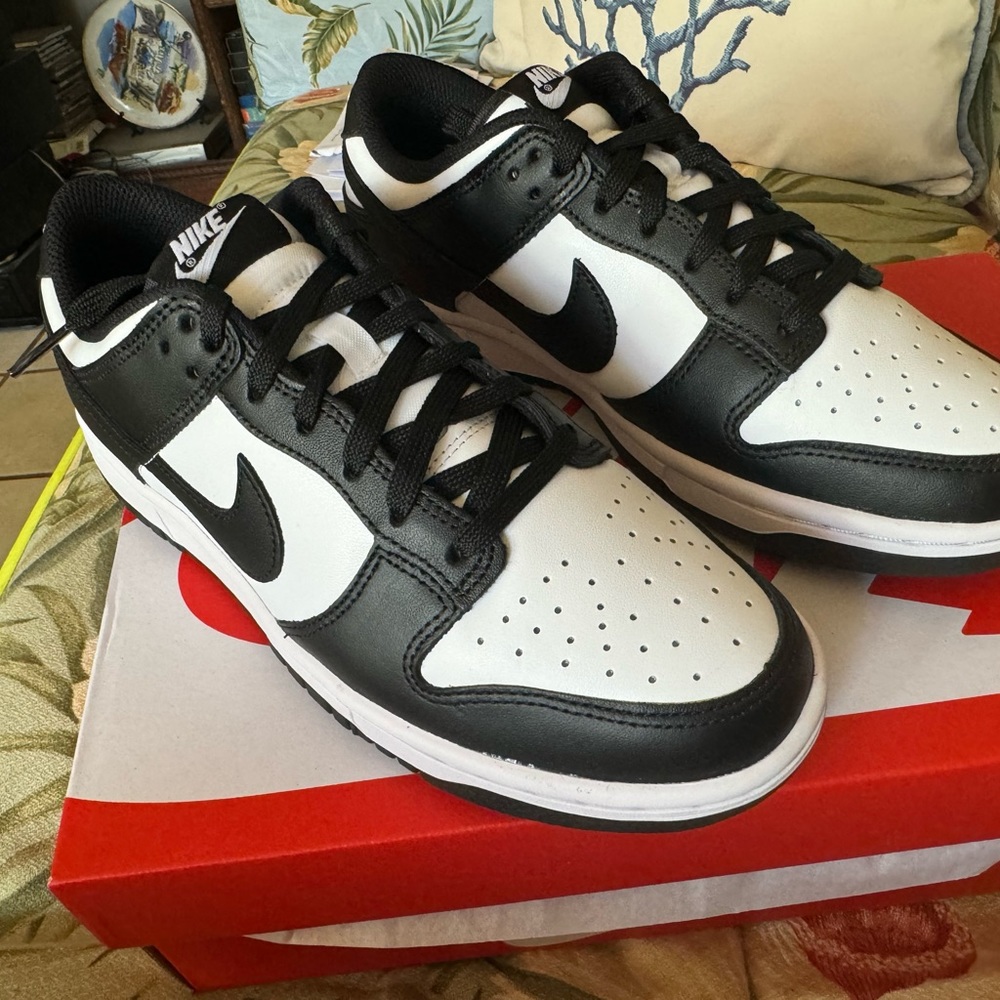 7.5w brand new panda dunks